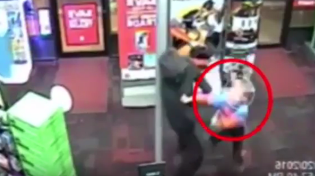 Un niño de 7 años golpea a un ladrón armado en pleno atraco