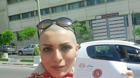 Las mujeres iraníes se rapan y visten como hombres para desafiar a la Policía de la moral (fotos)