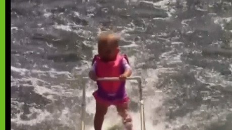 Conozca a la esquiadora de agua más joven y adorable