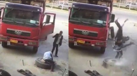 Un mecánico sale expulsado por los aires tras la explosión de un neumático