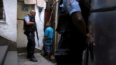 "¿Suele tener sexo en grupo?": Policía indigna a abogada de la menor violada en Brasil