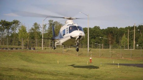 Usa un helicóptero para sacarle un diente suelto a su hijo