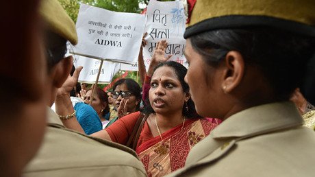 Tres hombres violan a una adolescente india y la cuelgan de un árbol para que parezca un suicidio