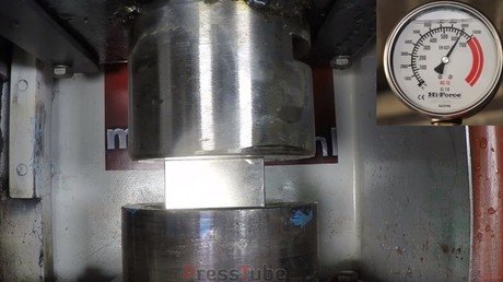 ¡Por fin! La famosa prensa hidráulica choca con un rival ‘invencible’