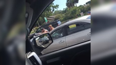 Furia en la carretera: Un coche sobre dos ruedas embiste una motocicleta 