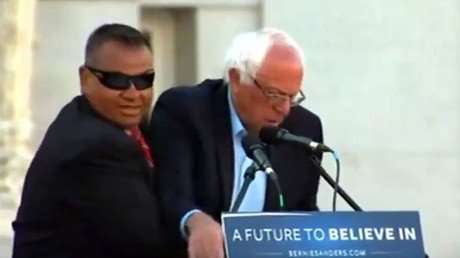 Video: Agentes del Servicio Secreto de EE.UU. impiden una agresión contra Bernie Sanders