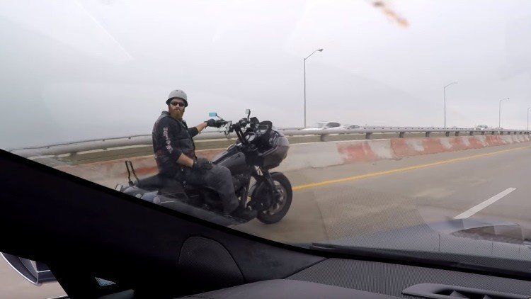 ¿Pero dónde se ha metido el conductor? Así reacciona la gente al ver un coche que circula solo