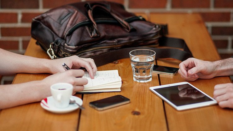 Google graba su voz 'silenciosamente' incluso cuando no está en Internet