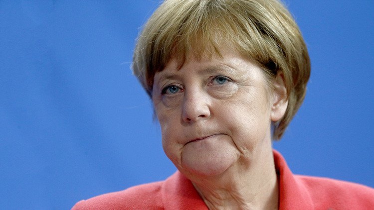 "Nuestros soldados dieron sus vidas por Alemania en vano": La prensa turca viste a Merkel de Hitler