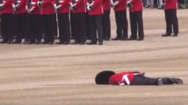 Cumpleaños de la reina Isabel II: Un guardia de honor se desploma en pleno desfile 