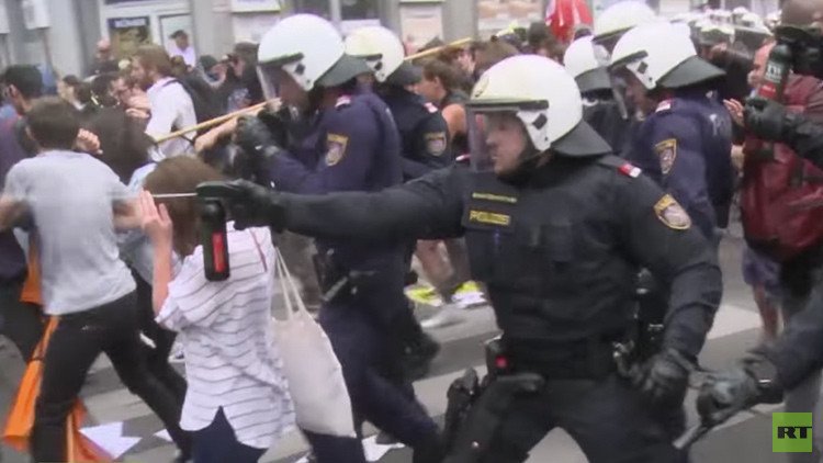 La Policía dispersa con gas pimienta una manifestación contra la inmigración en Austria (video)