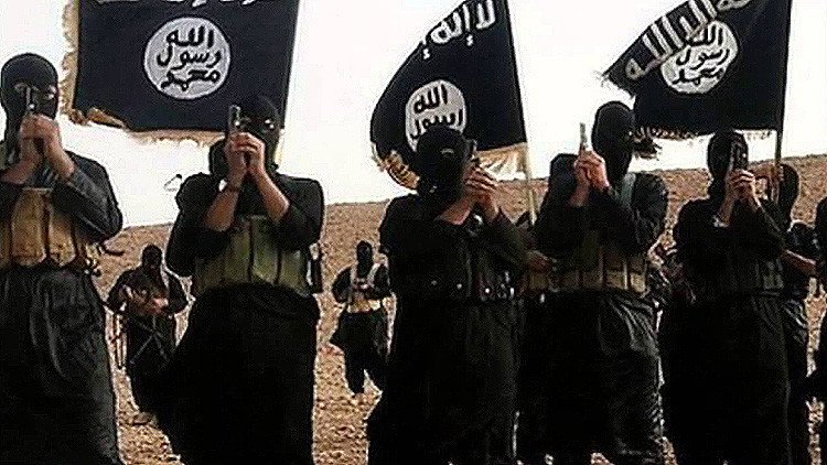 El Estado Islámico decapita a una niña de 4 años y mancha las manos de su madre en sangre
