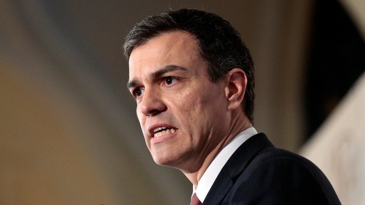 Video: Pedro Sánchez desata la polémica por su extraña reacción tras saludar a unos inmigrantes