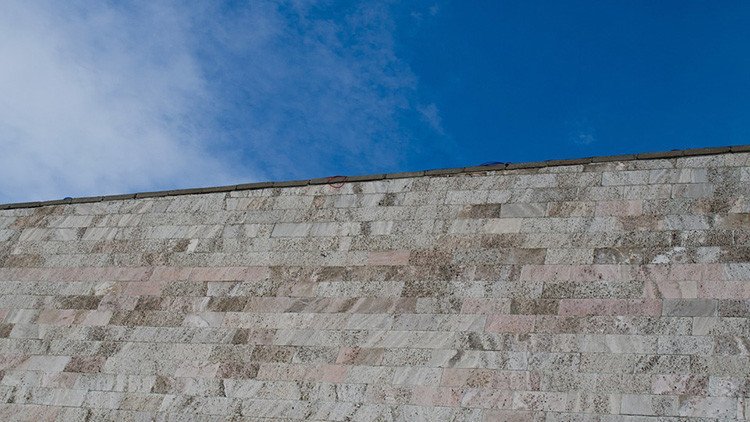 Los vecinos de una isla de Hawái cargan contra el muro de Zuckerberg