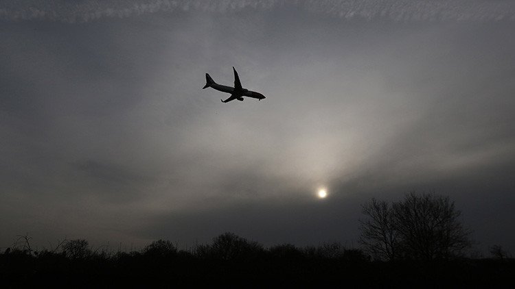 Un avión procedente de Fráncfort es rodeado por la Policía y bomberos al aterrizar en Madrid