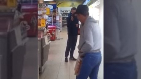 Un hombre borracho se pelea con su propio reflejo