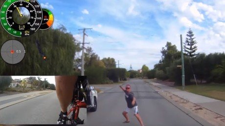 Duelo en la carretera: un conductor ataca a un ciclista con un cuchillo