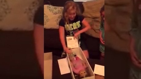 La conmovedora reacción de una niña cuando le regalan una muñeca con prótesis como la suya