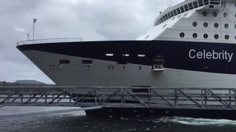 Un crucero arrasa un dique en Alaska 