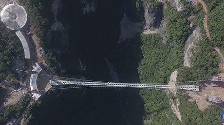 Aterradora y cautivante: Así es la pasarela de vidrio más alta del mundo (Video)