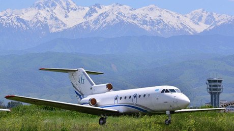 Una aerolínea regala un avión de pasajeros YAK-40 (Fotos)