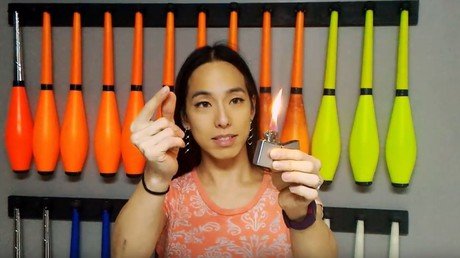 Una chica sostiene fuego con las manos en un simple truco de 'magia'