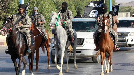 Una fábrica en Turquía utiliza niños refugiados para confeccionar ropa militar al Estado Islámico