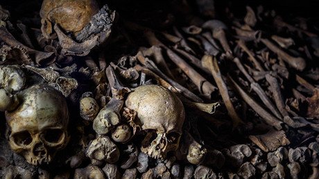 Una aldea birmana convierte una cueva llena de restos humanos en una zona de juegos