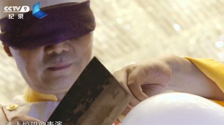 El cocinero más delicado: corta alimentos sobre un globo colocado sobre clavos