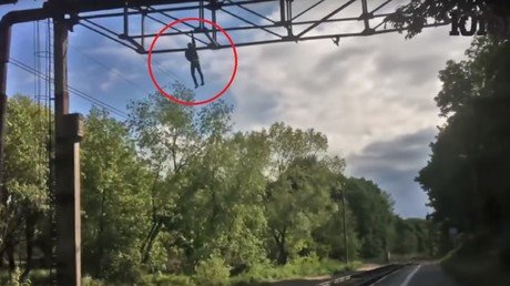 Este joven quería tomarse una 'selfie' original en las alturas, pero algo salió mal