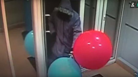 Rusia: Un astuto ladrón desvalija cajero automático con la ayuda de unos globos