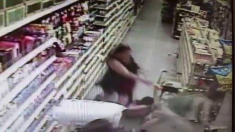 Instinto materno: una mujer impide el secuestro de su hija en un supermercado