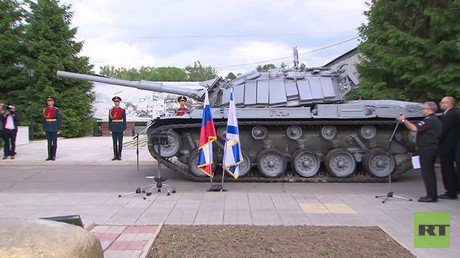 Video: Netanyahu se sube en Moscú a un tanque israelí capturado por los sirios en 1982