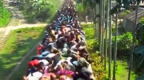 Asiento al aire libre: cómo es viajar en tren en la India