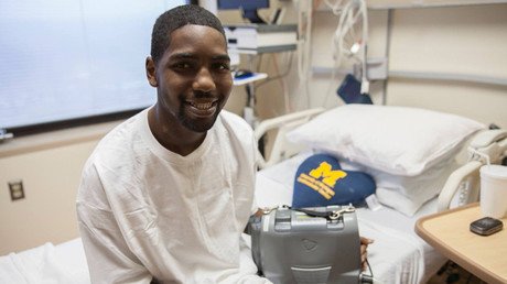 Un joven sobrevive 17 meses sin corazón gracias a esta herramienta en su mochila