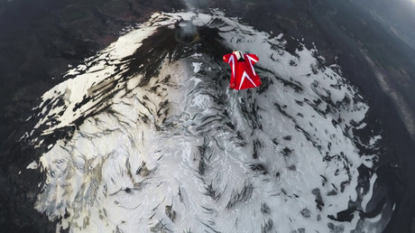 El impresionante vuelo sobre un volcán activo grabado con una GoPro