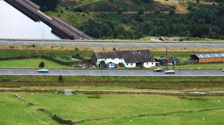 Desvelan el misterio de una granja inglesa situada en medio de una autovía