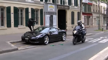 "¡Bienvenidos a la Eurocopa!": Manifestantes destrozan un Ferrari en París (Video)