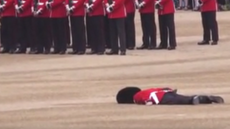 Cumpleaños de la reina Isabel II: Un guardia de honor se desploma en pleno desfile 