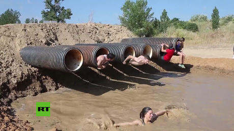 Una curiosa carrera de obstáculos sobre el lodo en España