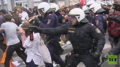 La Policía dispersa con gas pimienta una manifestación contra la inmigración en Austria (video)