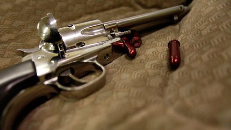 Un luchador de artes marciales se suicida jugando a la ruleta rusa