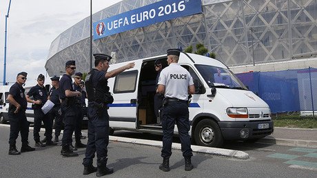 La Policía francesa irrumpe en un hotel de aficionados rusos de fútbol