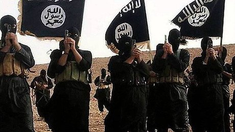 El Estado Islámico decapita a una niña de 4 años y mancha las manos de su madre en sangre