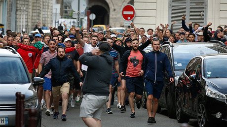 Video: Hinchas ingleses tiran monedas a niños gitanos para ver cómo luchan por cogerlas
