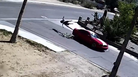 Le confiesa a su novia que tiene sida y ella lo atropella con su coche