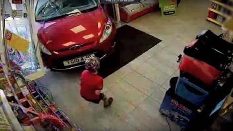 Una anciana ebria termina con su auto dentro de una tienda y casi mata a un niño