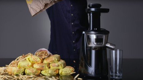 Lo que faltaba... ¿Qué pasa si metemos hamburguesas y papas fritas en un extractor de zumos?