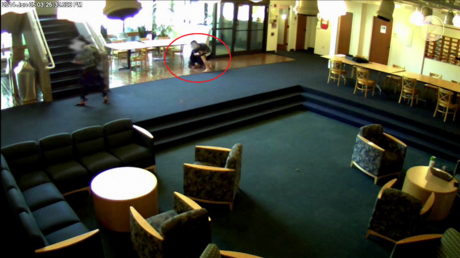 Licenciado en valentía: Un estudiante reduce a un hombre armado que entró en la universidad