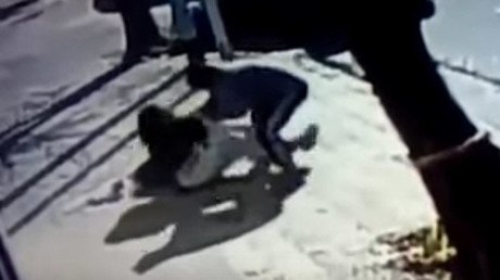 Brutal ataque: Intentan robarle una beba de tres meses a plena luz del día en Argentina (VIDEO)